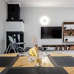 Spacious 3-bedroom With Wifi, Ac In Charming Kalamaria - Mountain View Tesalónica